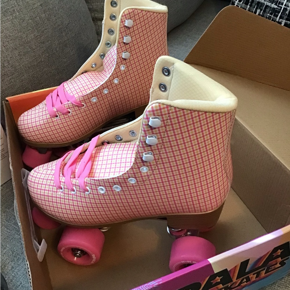 SOLD ON ANOTHER PLATFORM 🔥 🔥 Impala PinkPlaid Lace-Up Roller Skates Size 7